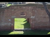 05548 ostia - regio iii - insula x - caseggiato degli aurighi (iii,x,1) - blick ri regio iii - insula ix - case a giardino - eingang nordostseite.jpg